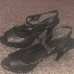 Bandolini metallic grey heels